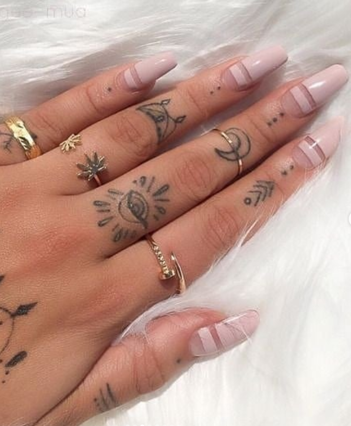 45 Meaningful Tiny Finger Tattoo Ideas Every Woman Eager To Paint