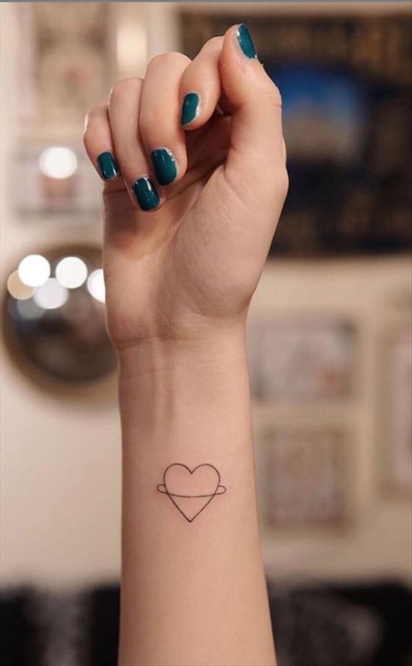 24 Einfaches kleines Herz Tattoo Design für Frau am Valentinstag, um
