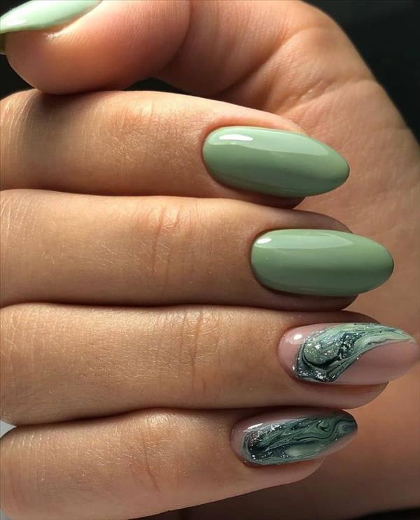 Short almond nails make your fingers look slender. - Fashionsum