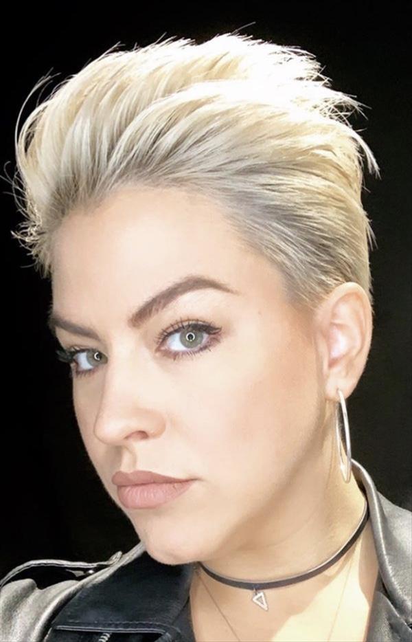 40 Chic Female Short Hairstyle Design To Be Cool