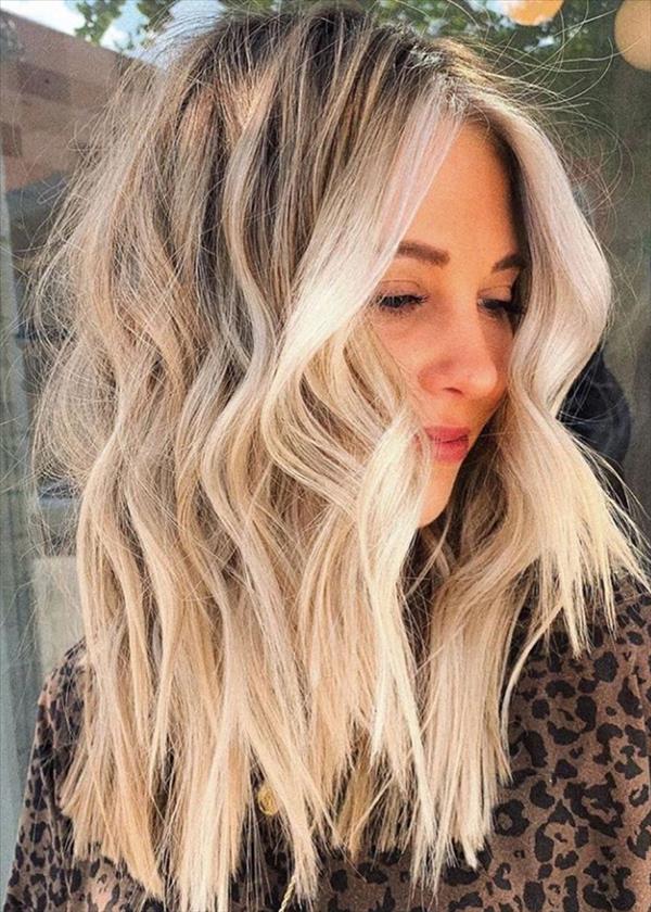 49 Flirty white wavy hairstyle for long hair and medium-length hair ...