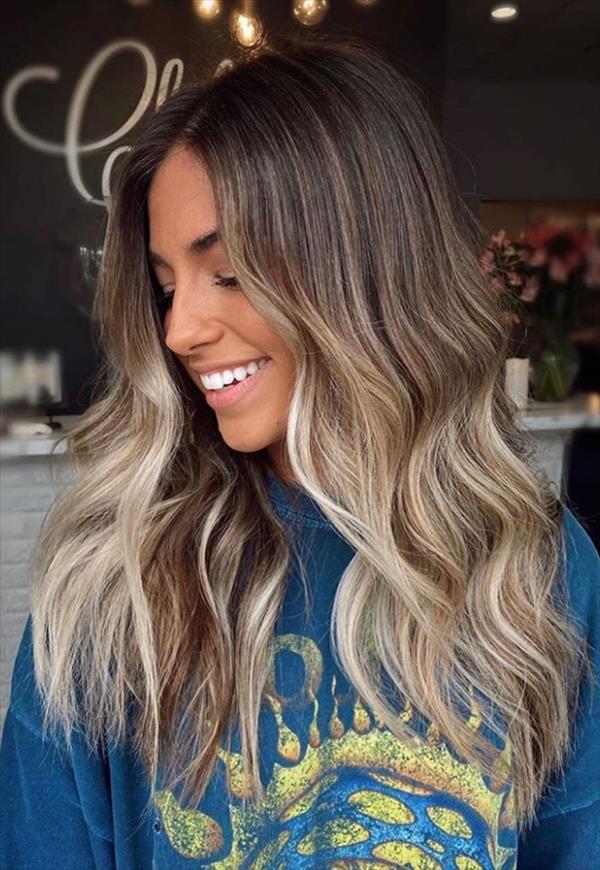 49 Flirty white wavy hairstyle for long hair and medium 