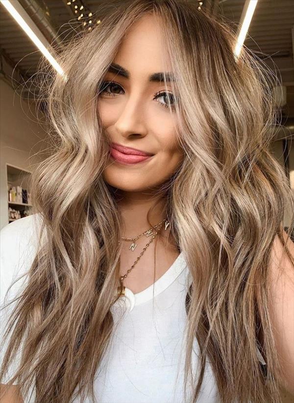 49 Flirty white wavy hairstyle for long hair and medium ...