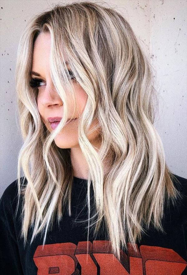 49 Flirty white wavy hairstyle for long hair and medium-length hair