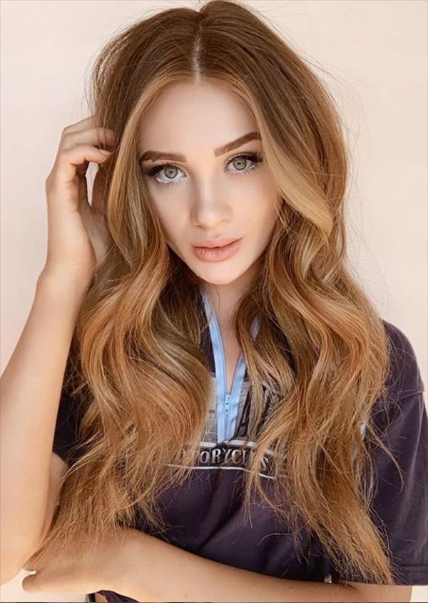 49 Flirty white wavy hairstyle for long hair  and medium 