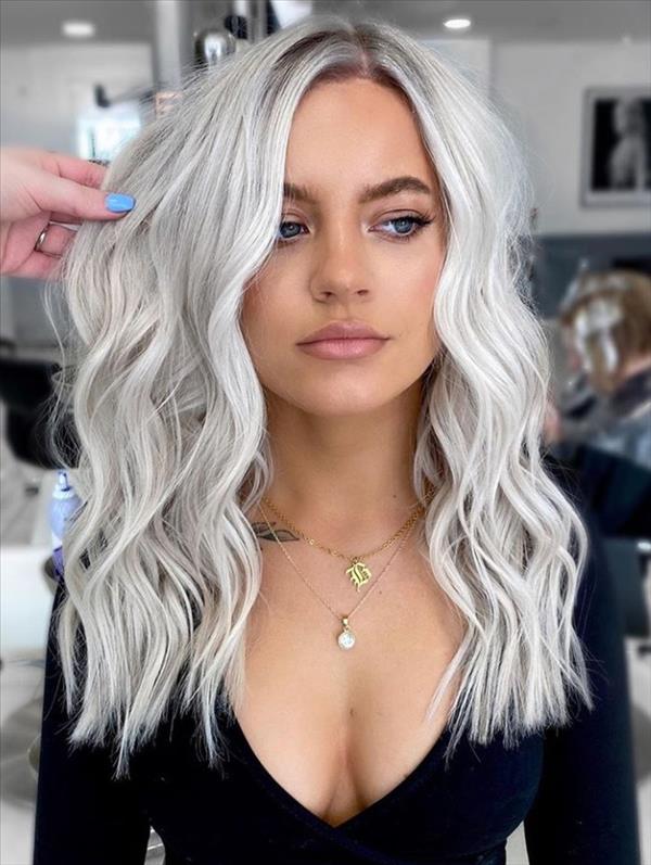 49 Flirty white wavy hairstyle for long hair and mediumlength hair