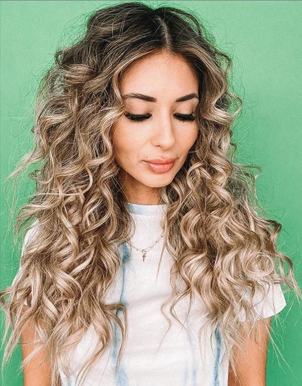 20 Sexy Curly Hairstyle For White Girls 2020 Fashionsum