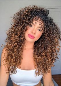 20 Sexy curly hairstyle for white girls 2020 - Fashionsum