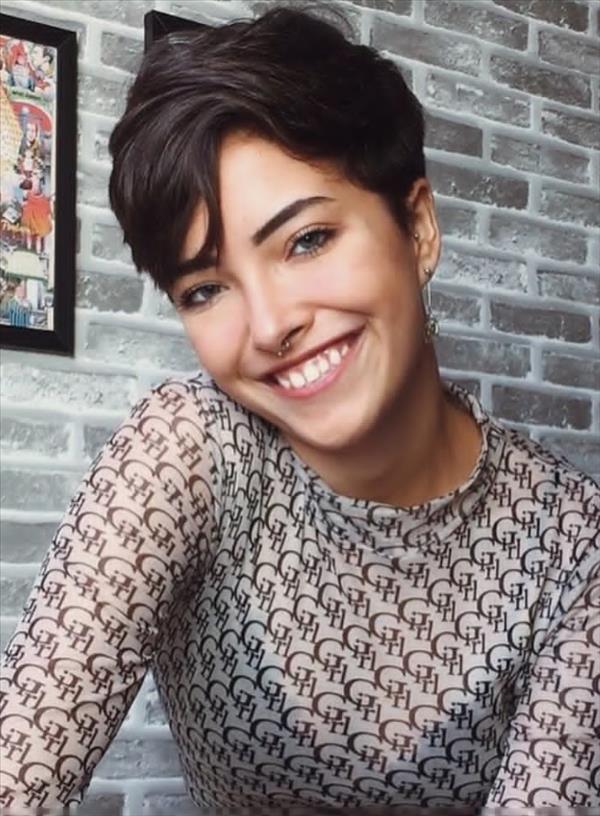 Girls with short hair are not only cute but also cool!