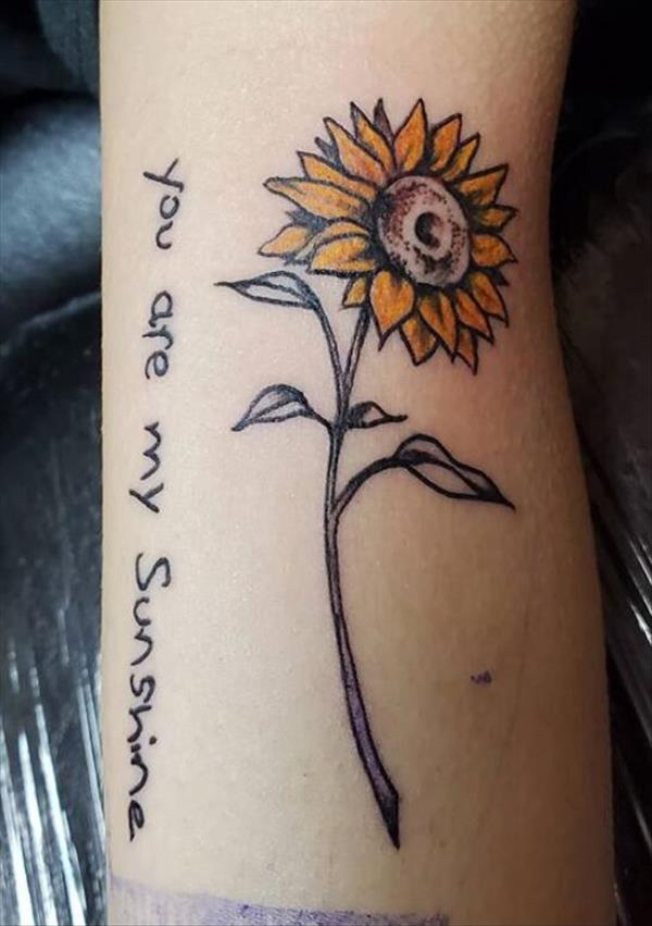 SonnenblumenTattoo, das Sie in diesem Sommer besitzen sollten