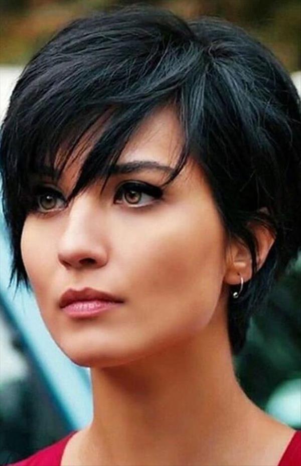 Trendy short pixie haircut design for woman, hot and chic this summer!