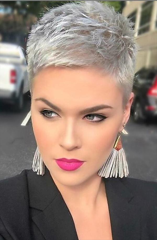 Trendy short pixie haircut design for woman, hot and chic this summer!