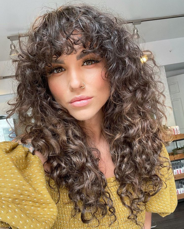 How to create the most popular curly bangs 