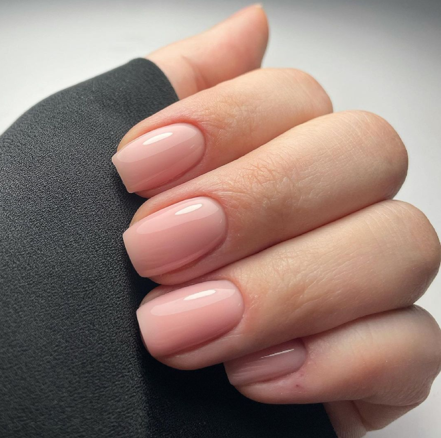 Short acrylic nails show off your beauty with