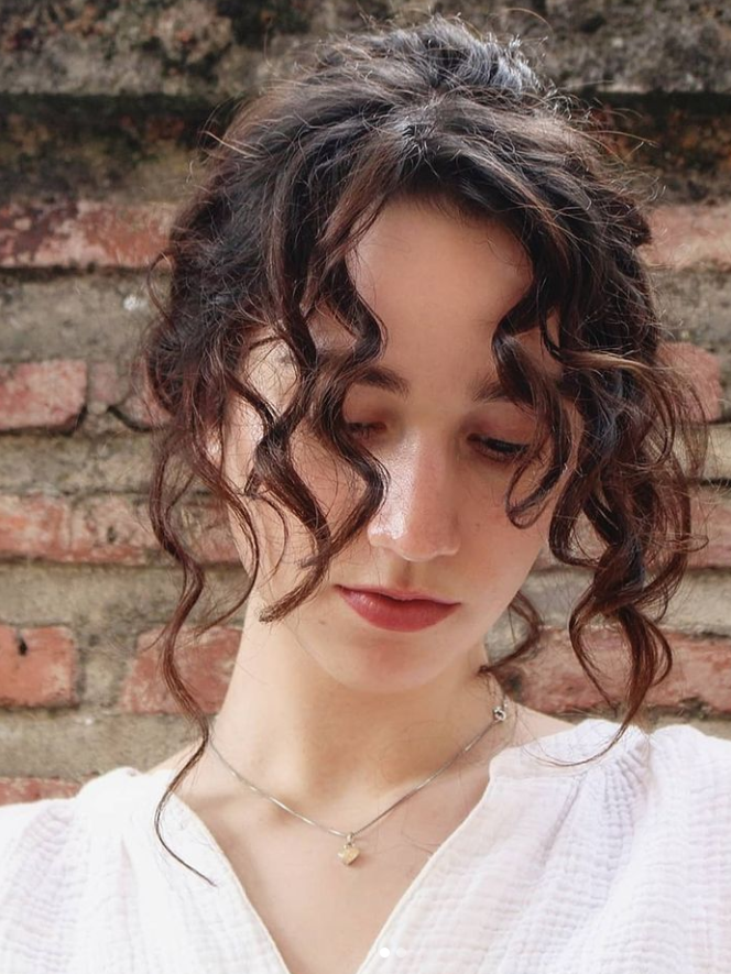 How to create the most popular curly bangs 