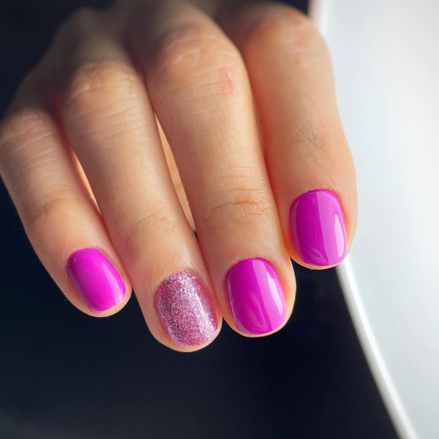 Short acrylic nails show off your beauty with