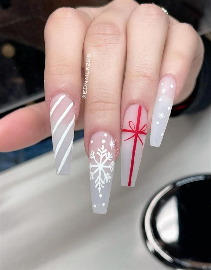 Simple Christmas acrylic nails 2021