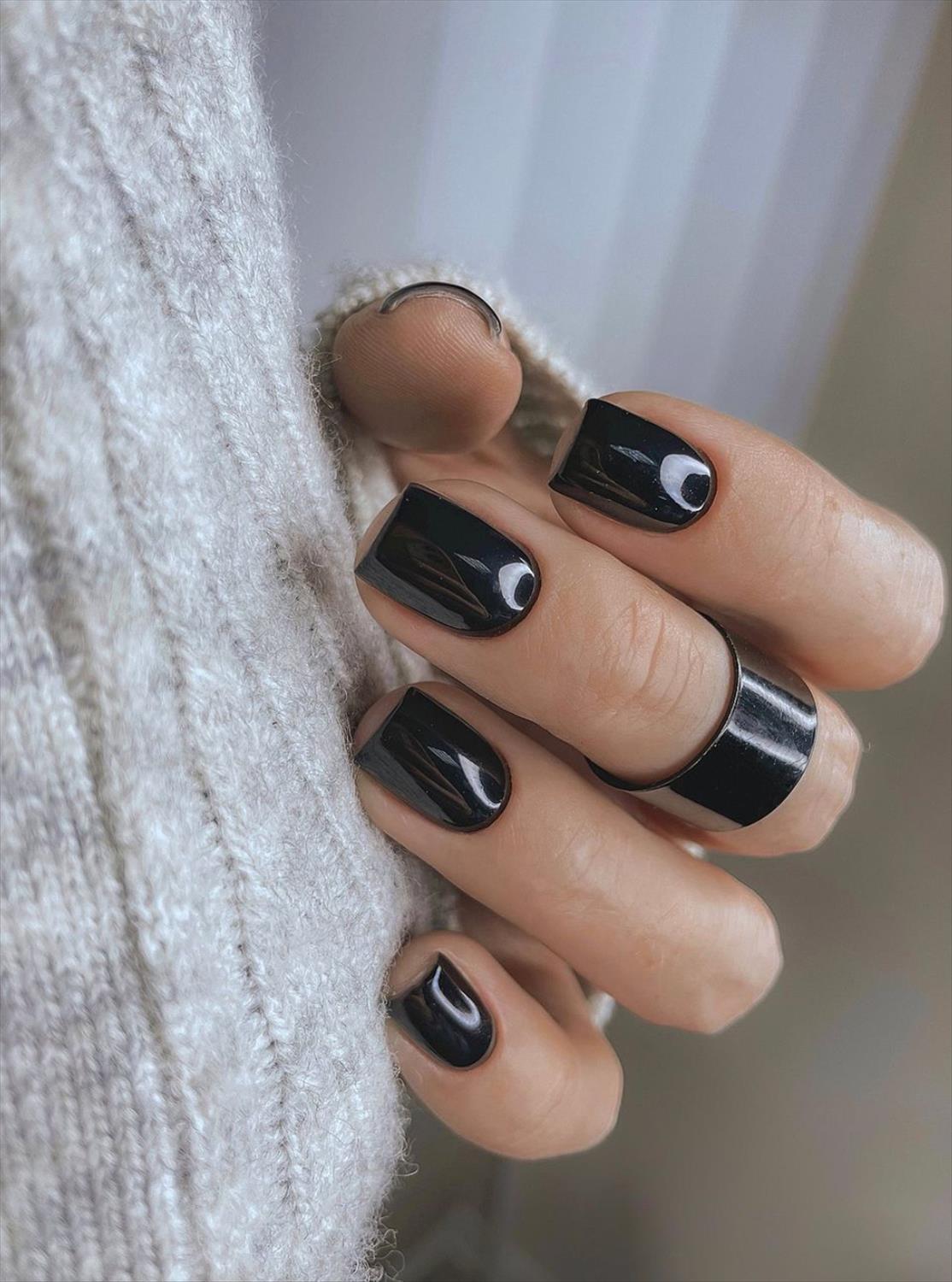 Pretty short acrylic nails ideas with oval and square nail shape