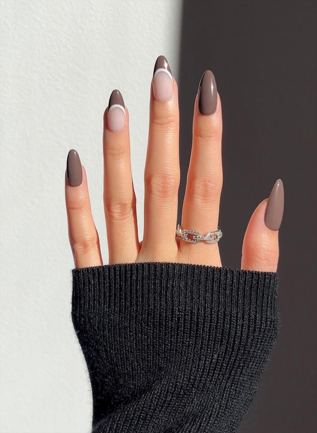 Pretty short acrylic nails ideas with oval and square nail shape