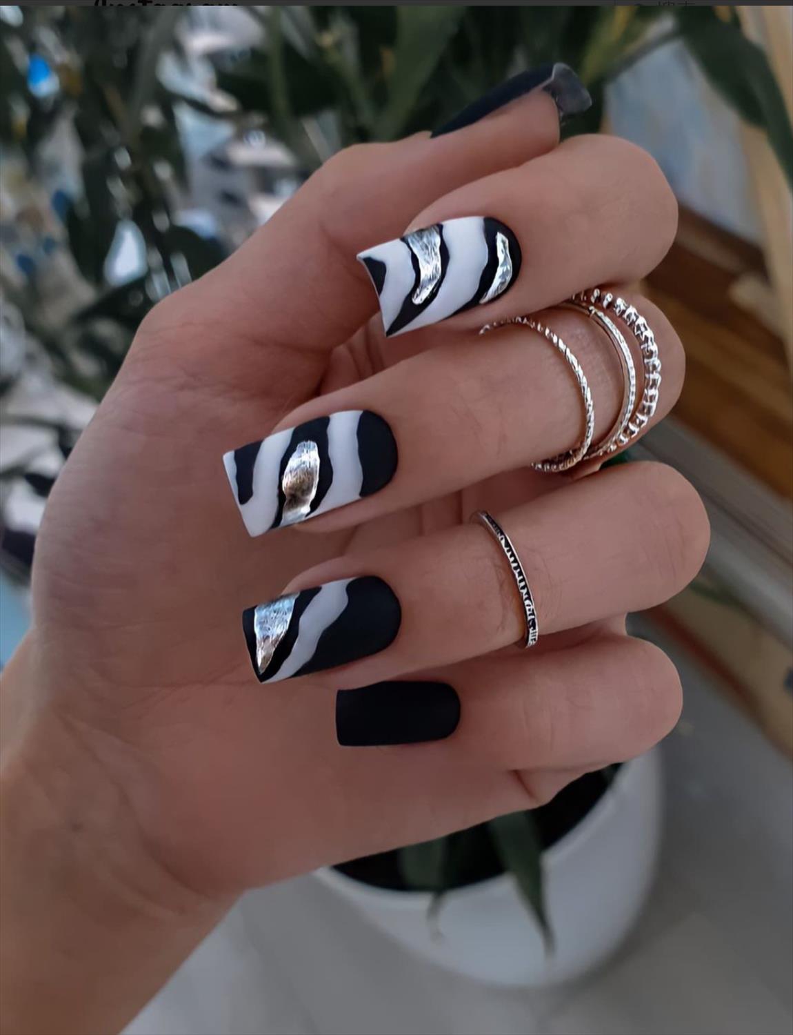 Pretty short acrylic nails ideas with oval and square nail shape