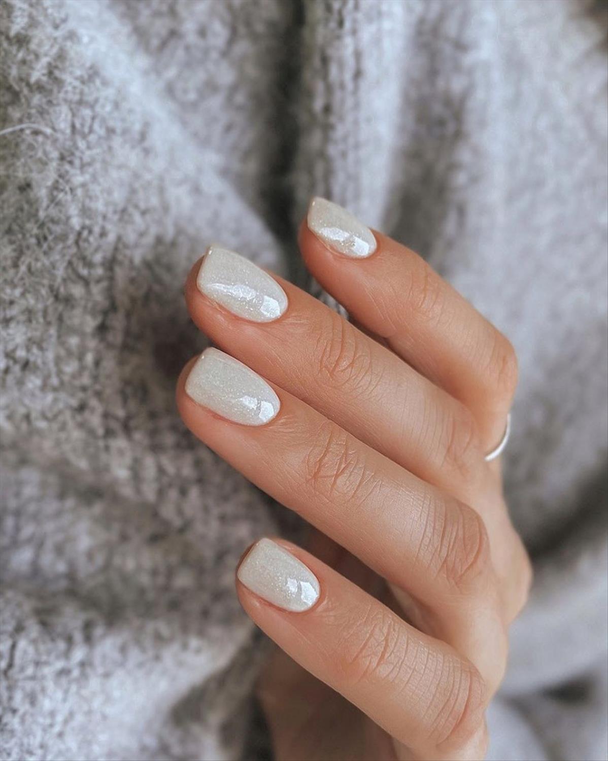 Pretty short acrylic nails ideas with oval and square nail shape