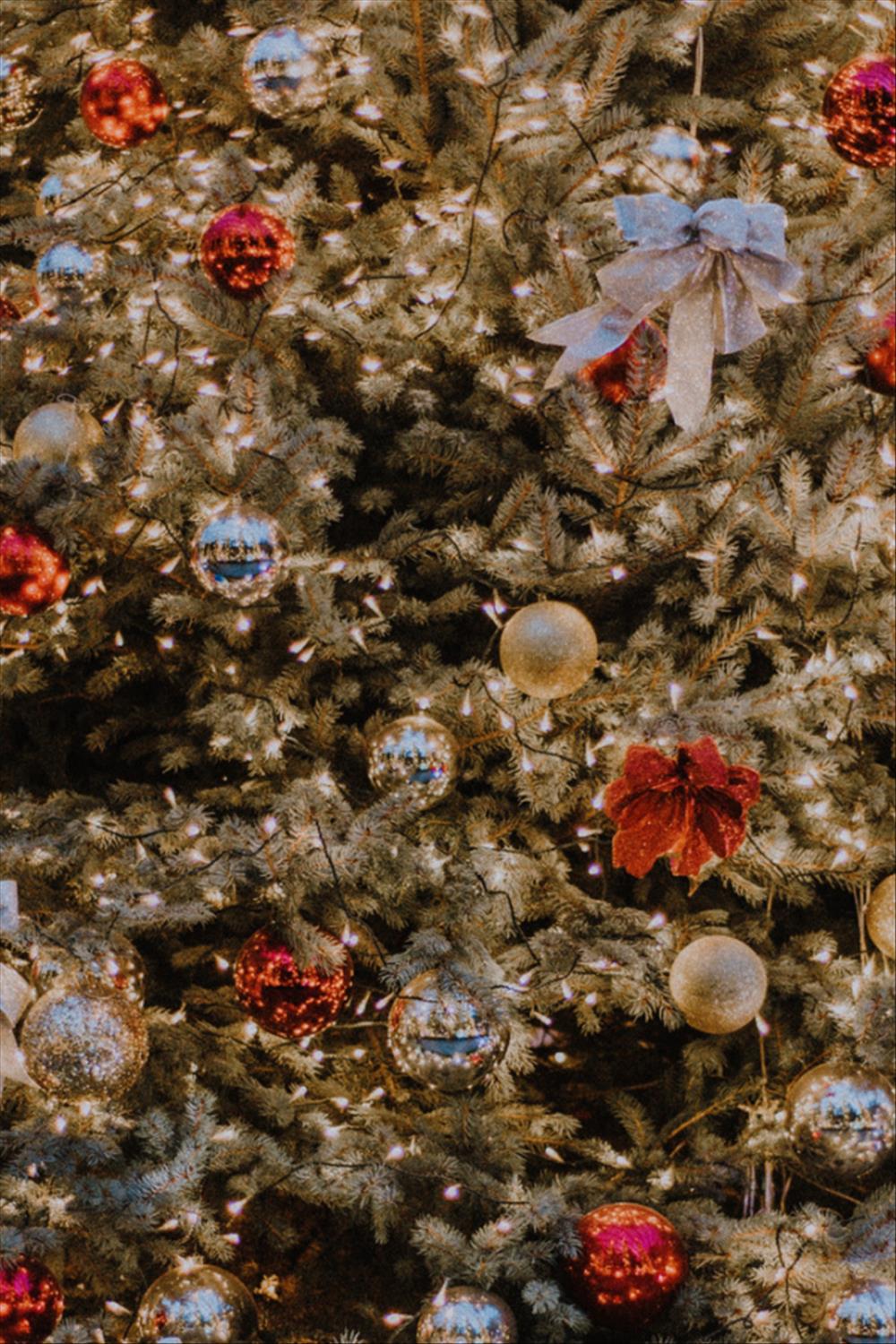 Festive Christmas Aesthetic Wallpaper For Your iPhone! 