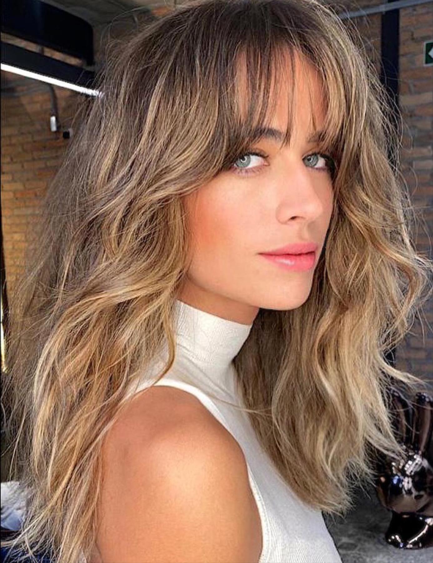 Stunning shoulder length hairstyles and haircuts for a chic look