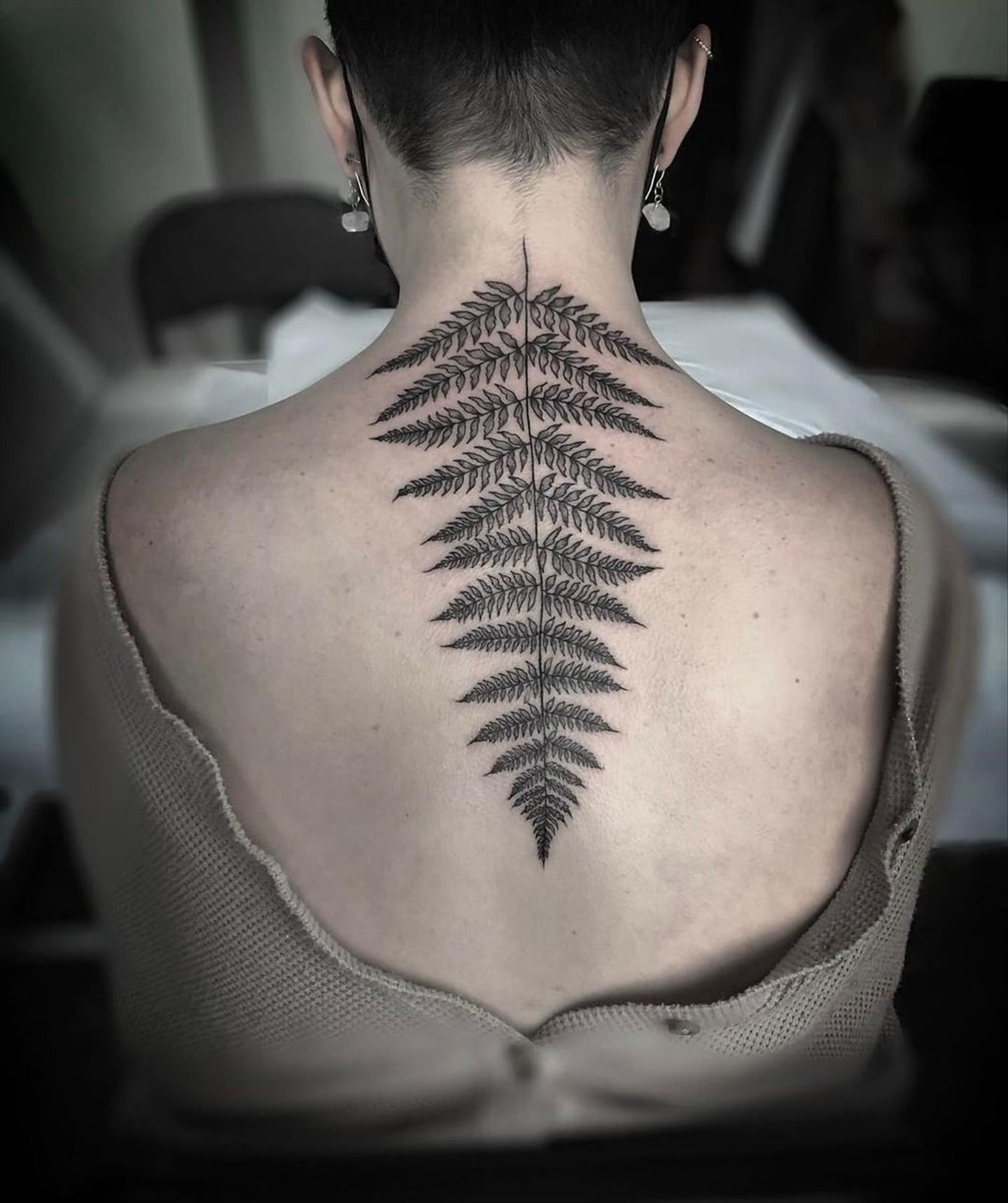 Chic spine tattoos and back tattoos for cool women