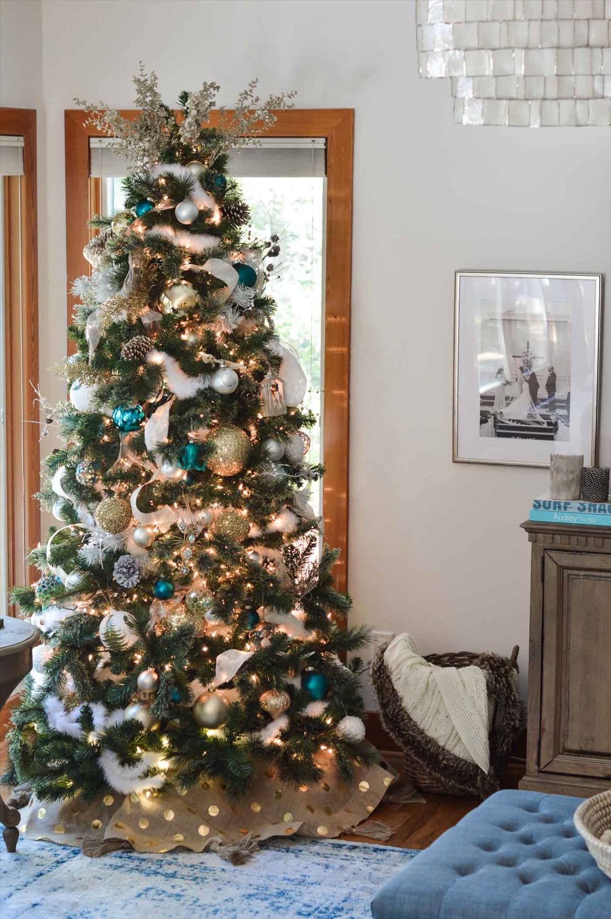 Classic Christmas tree decor ideas 2022 to get inspired