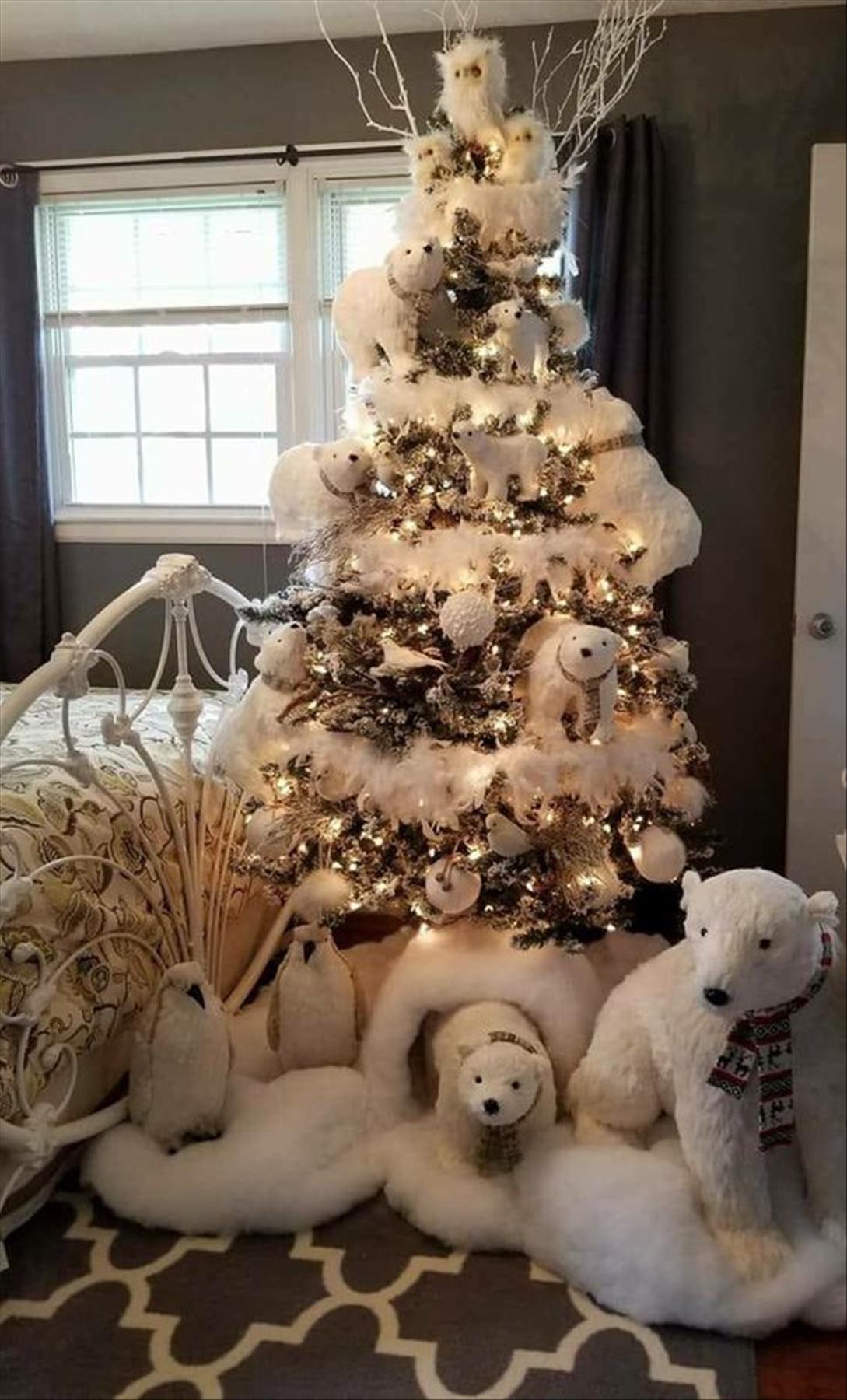 Classic Christmas tree decor ideas 2022 to get inspired