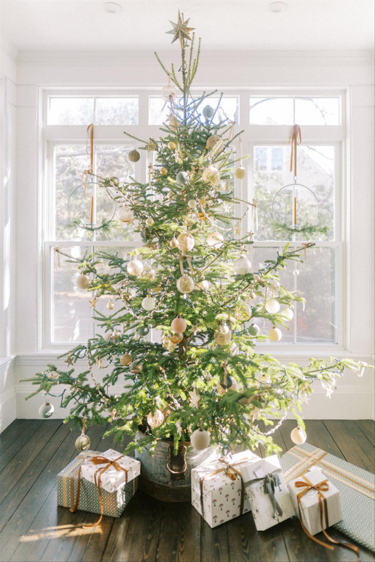 Classic Christmas tree decor ideas 2022 to get inspired