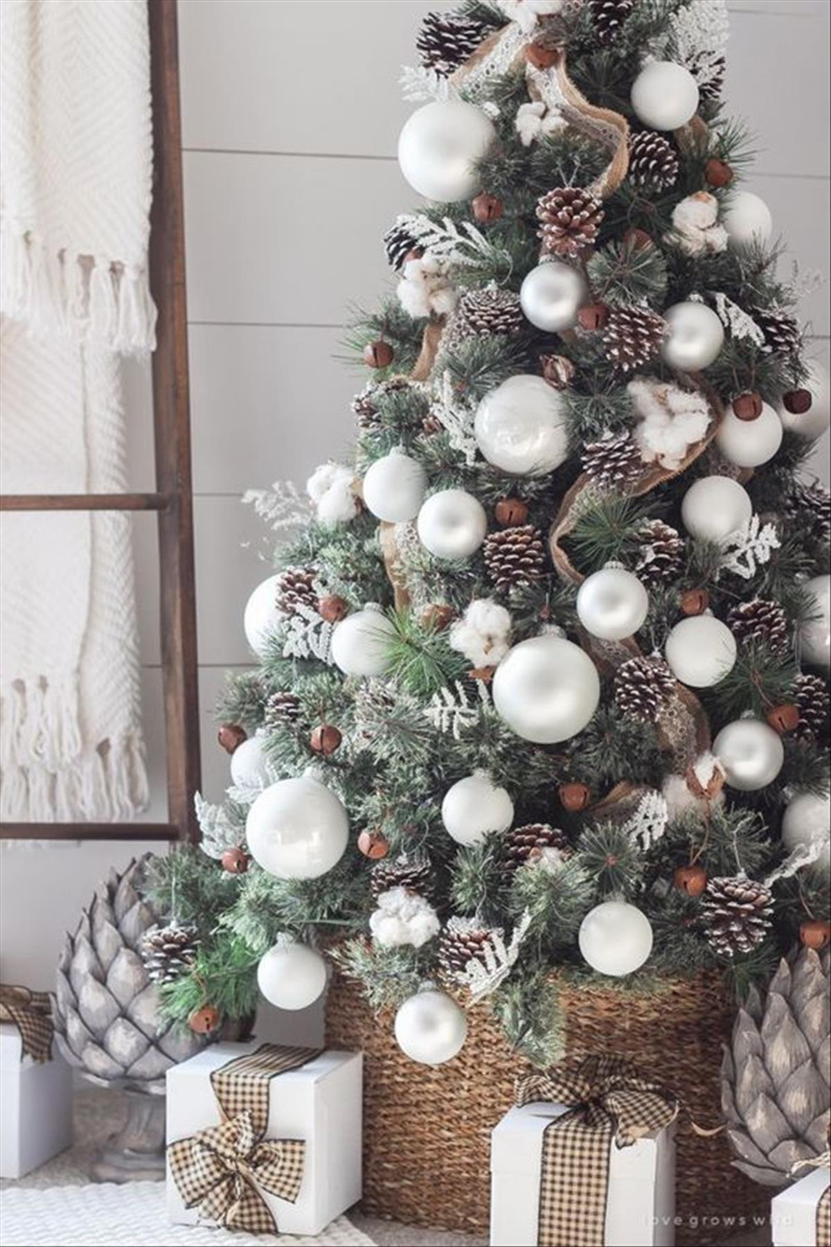 Classic Christmas tree decor ideas 2022 to get inspired