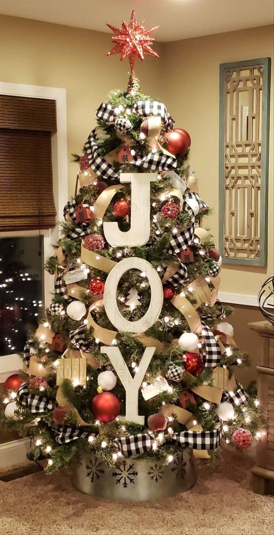 Classic Christmas tree decor ideas 2022 to get inspired