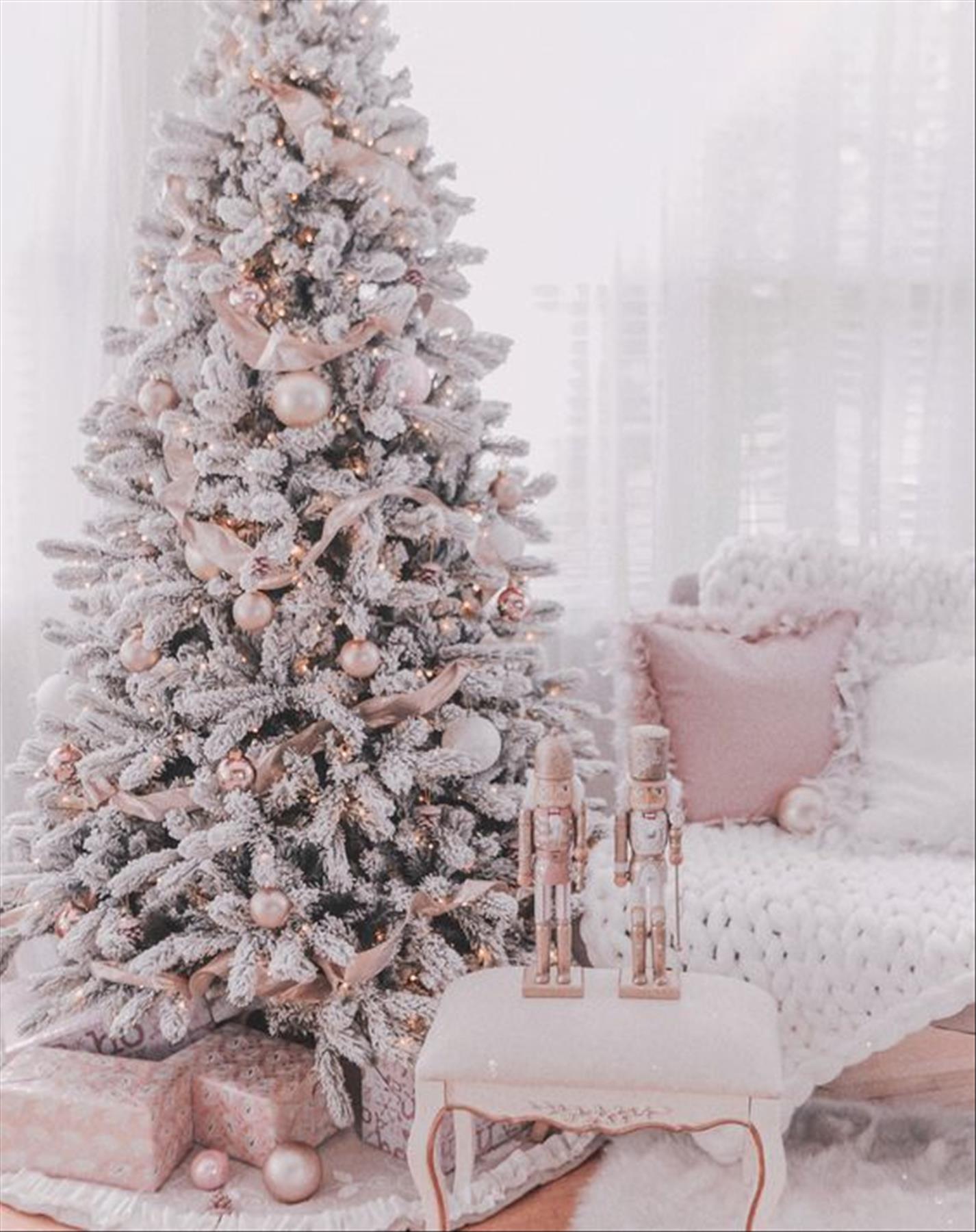 Classic Christmas tree decor ideas 2022 to get inspired