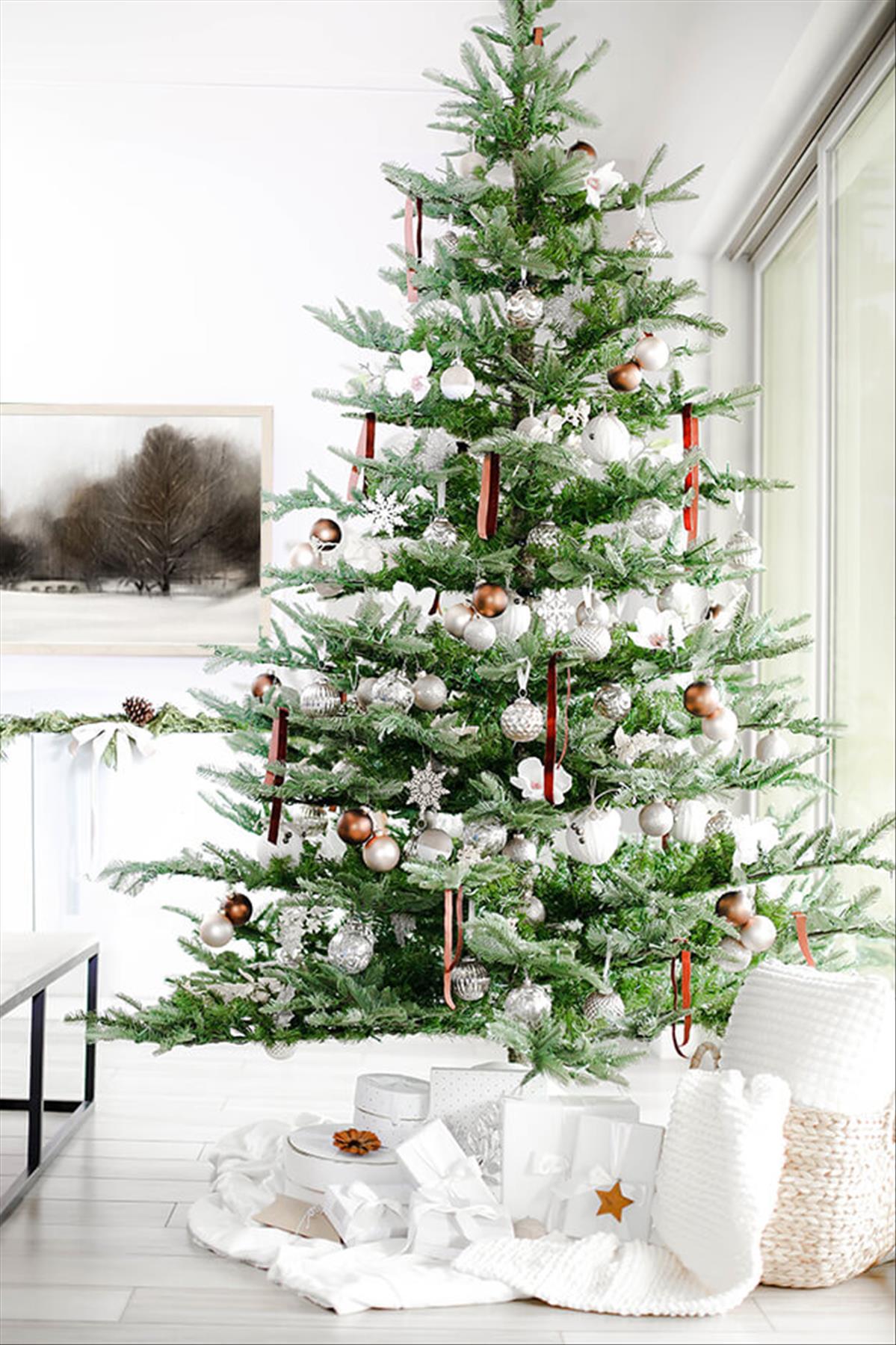 Classic Christmas tree decor ideas 2022 to get inspired