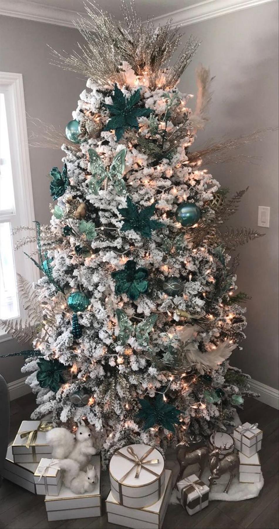 Classic Christmas tree decor ideas 2022 to get inspired