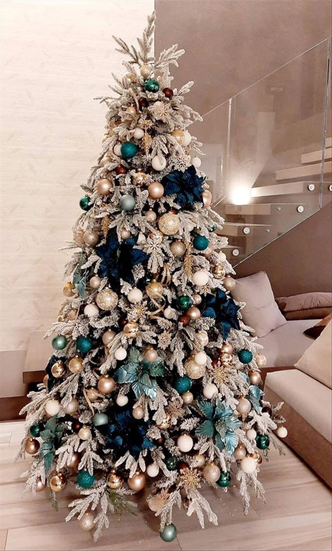 Classic Christmas tree decor ideas 2022 to get inspired