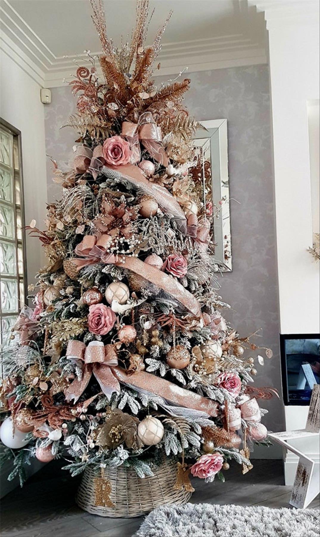 Classic Christmas tree decor ideas 2022 to get inspired