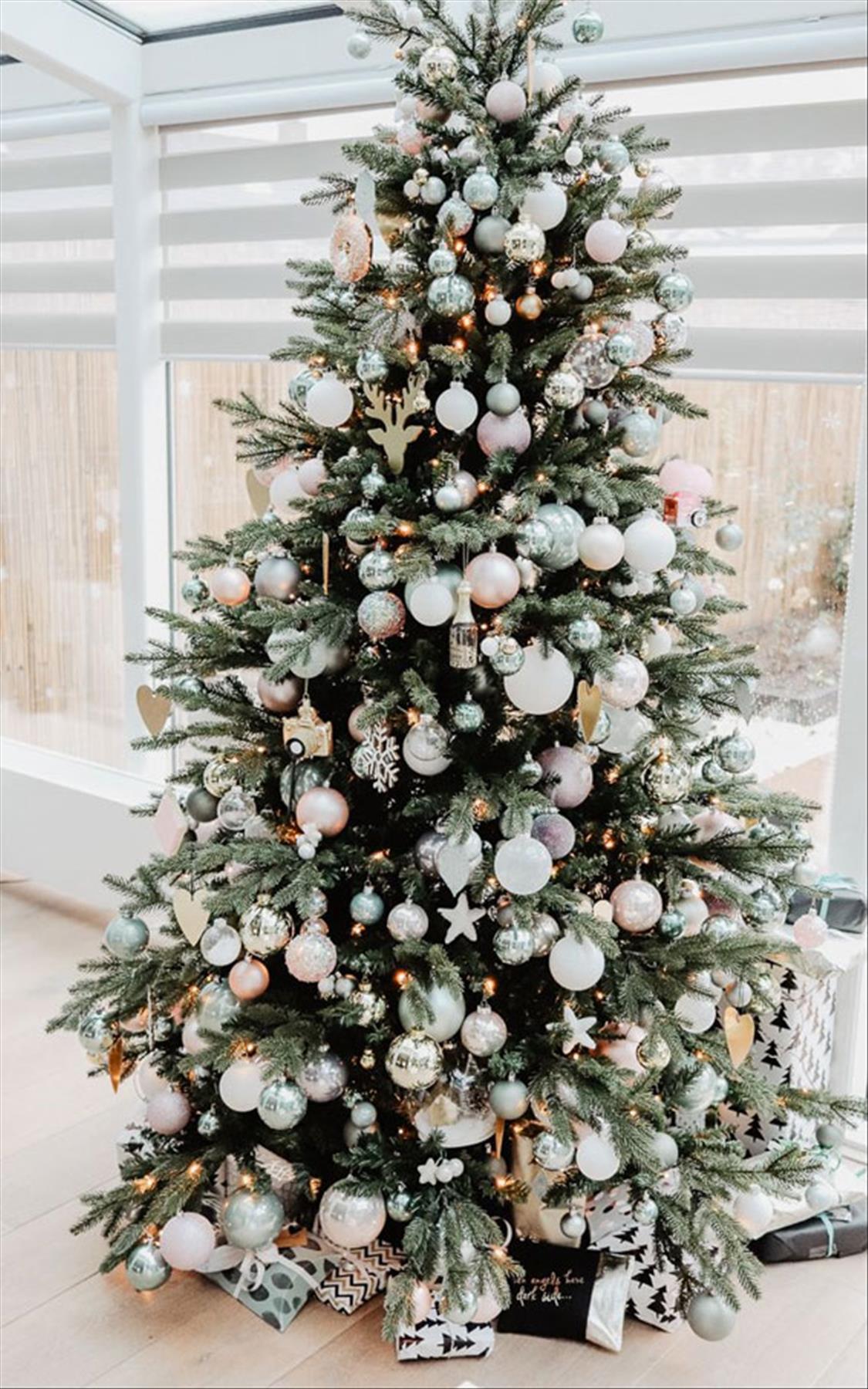 Classic Christmas tree decor ideas 2022 to get inspired