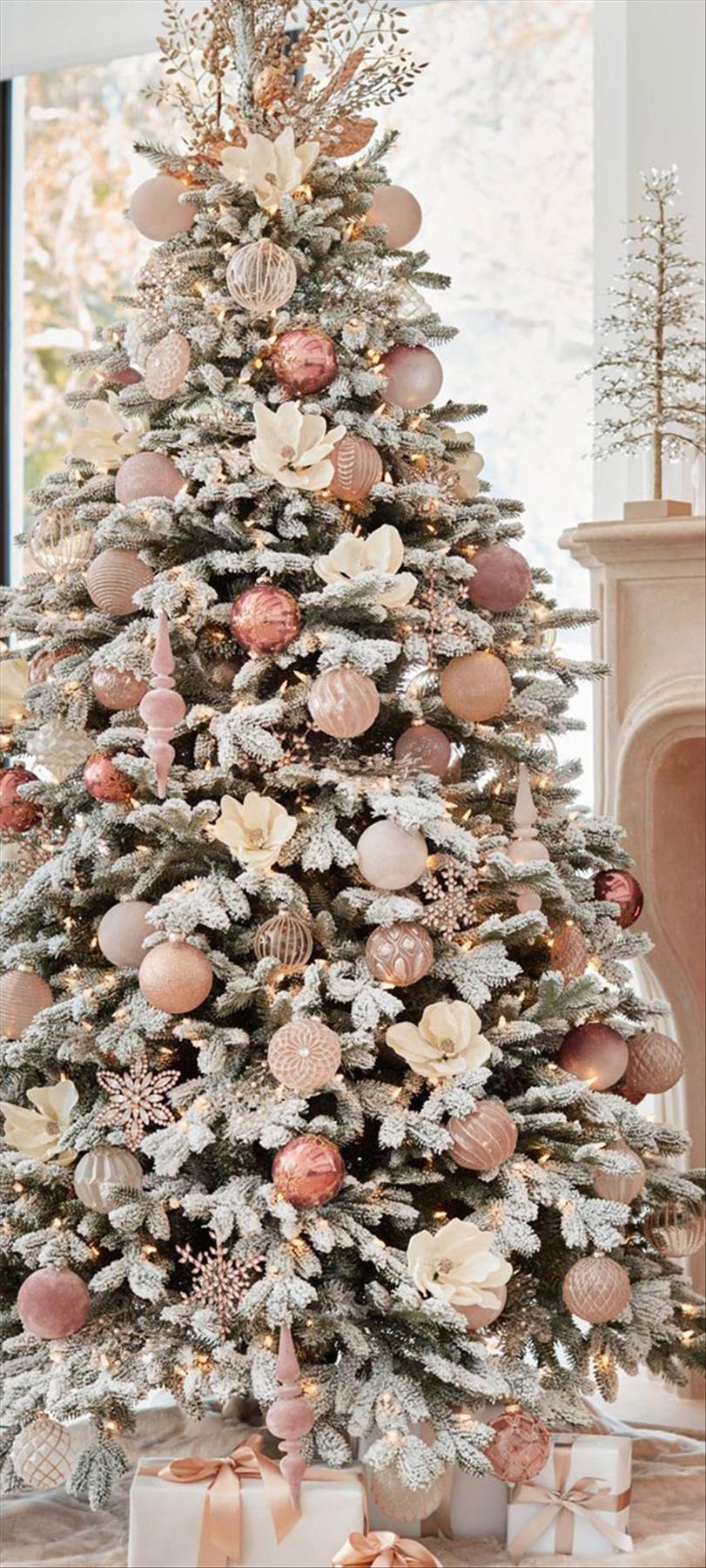 Classic Christmas tree decor ideas 2022 to get inspired