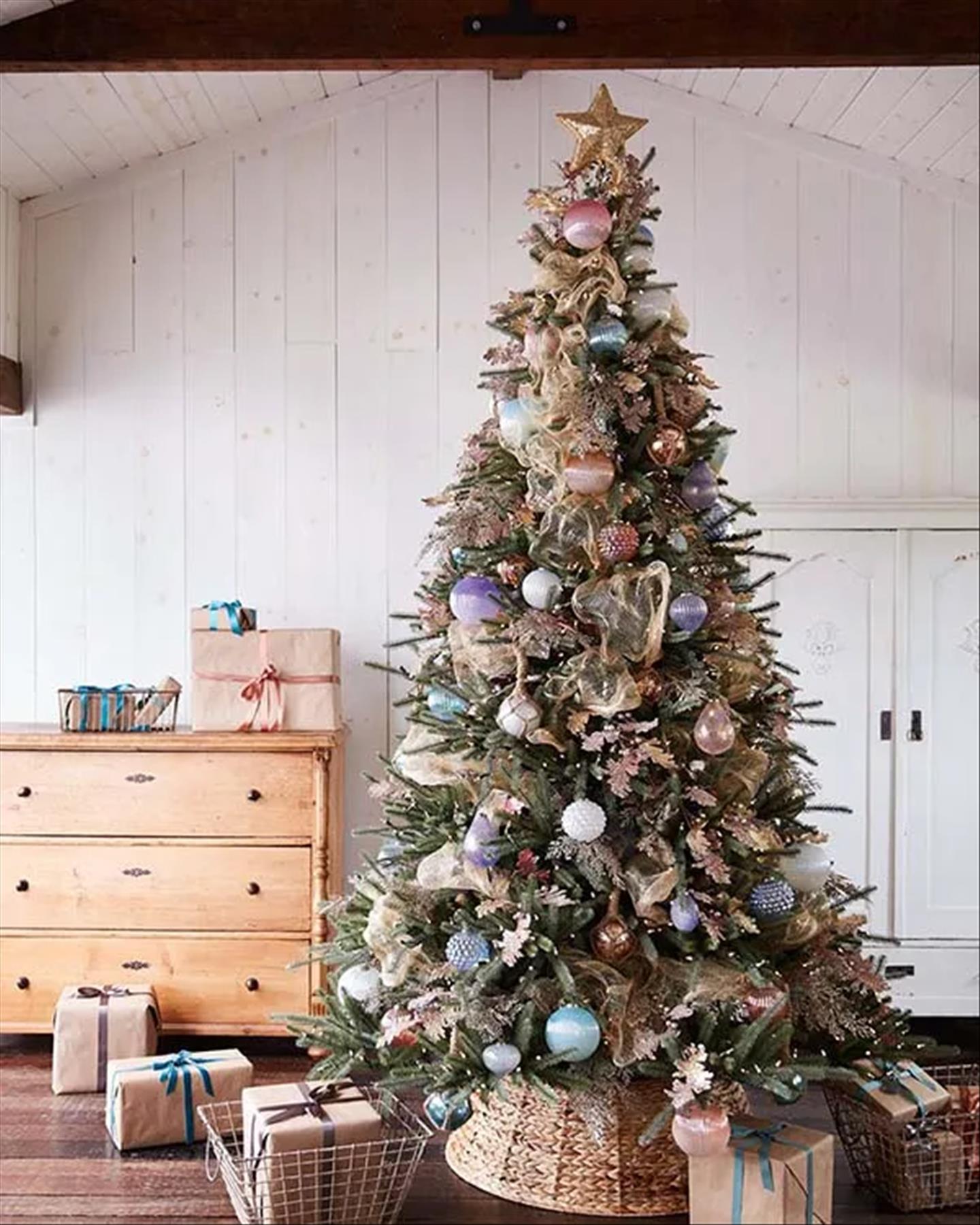 Classic Christmas tree decor ideas 2022 to get inspired