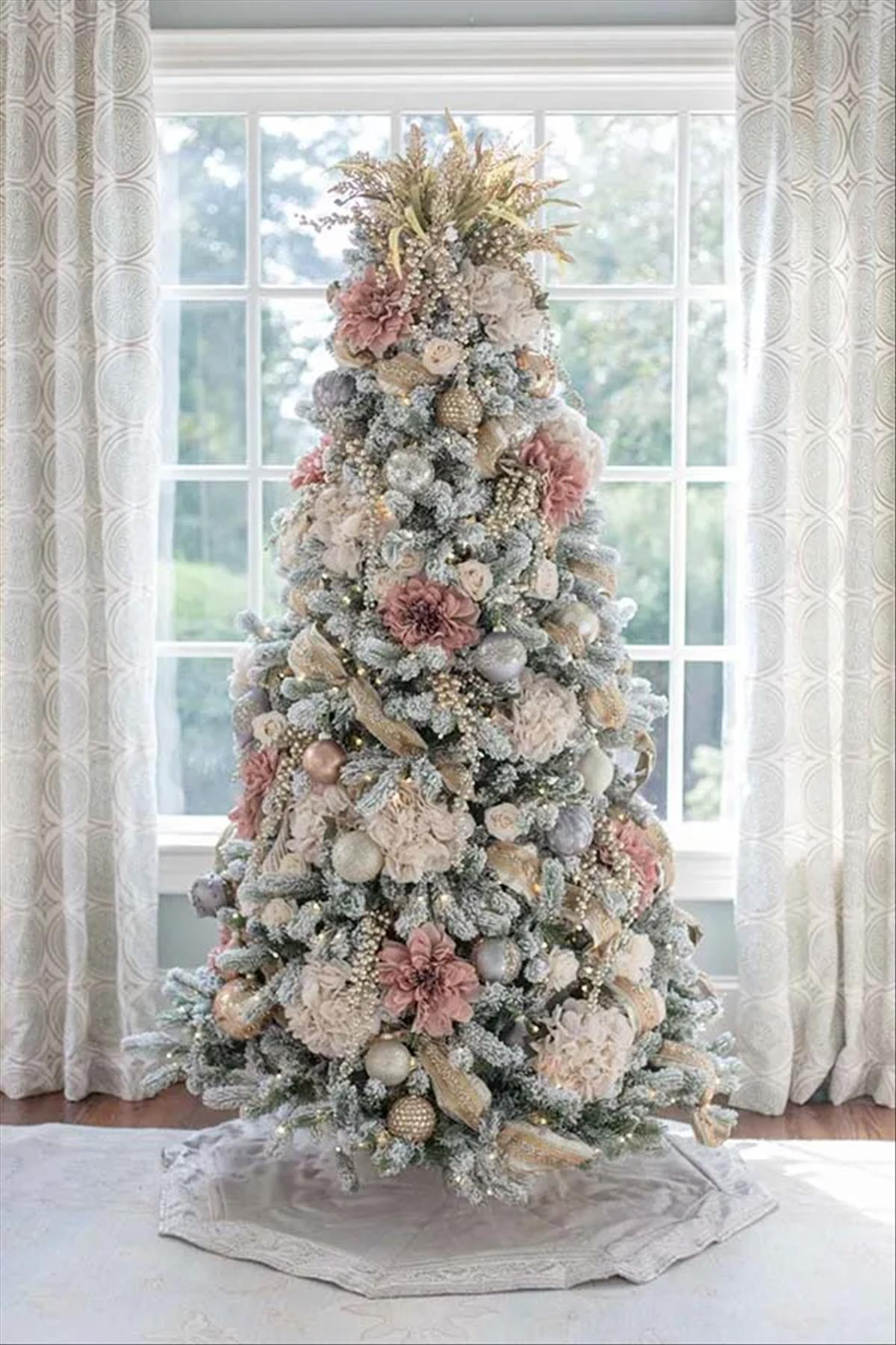 Classic Christmas tree decor ideas 2022 to get inspired