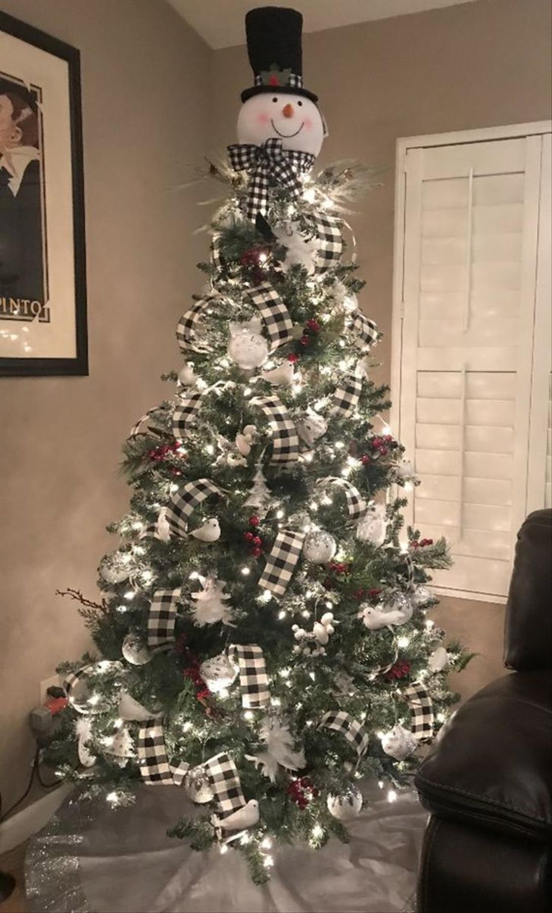 Classic Christmas tree decor ideas 2022 to get inspired