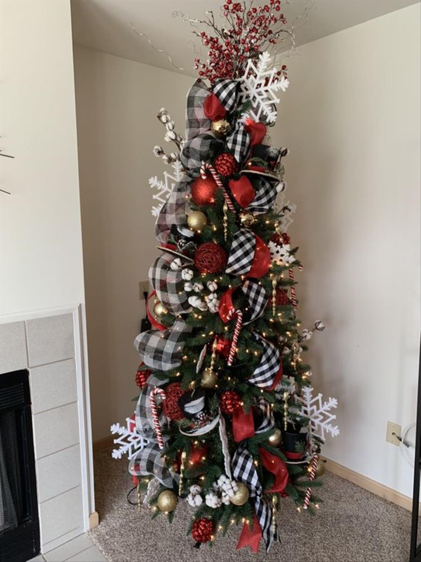 Classic Christmas tree decor ideas 2022 to get inspired