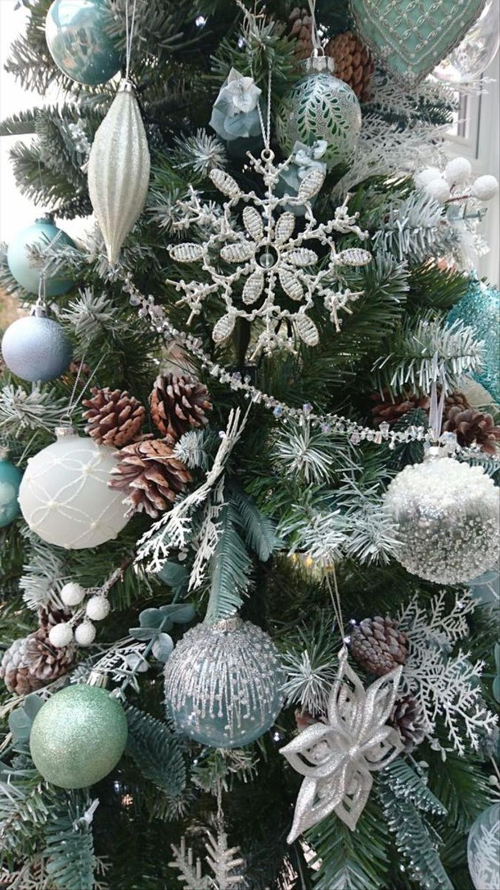 Classic Christmas tree decor ideas 2022 to get inspired