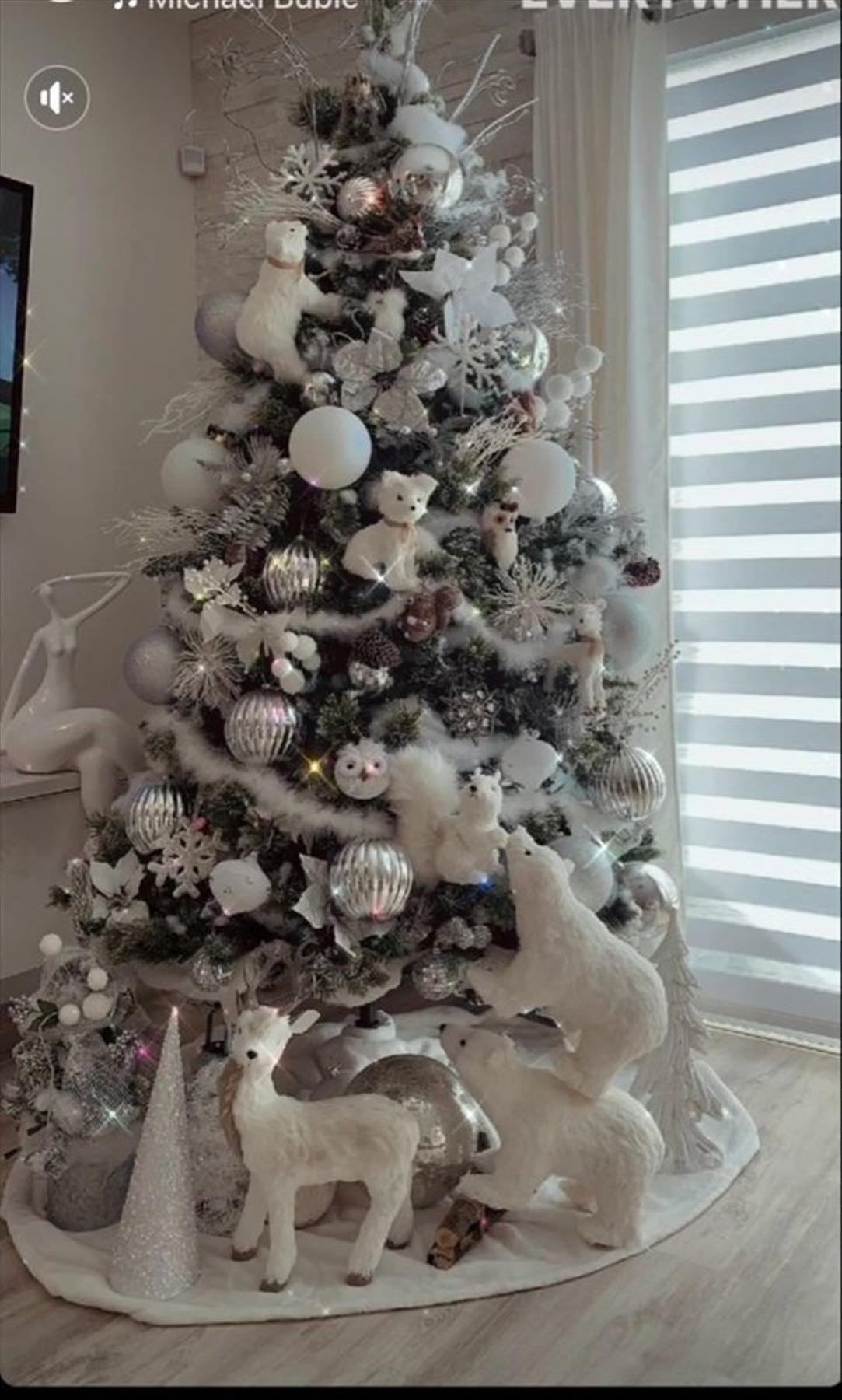 Classic Christmas tree decor ideas 2022 to get inspired