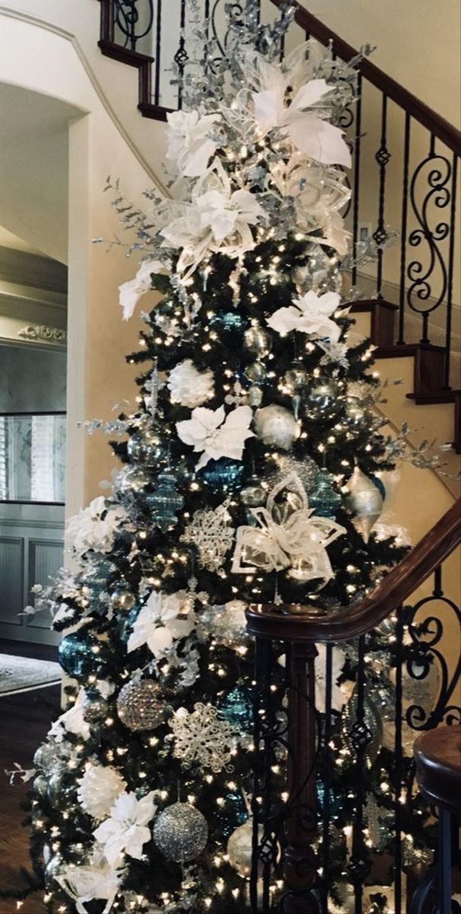 Classic Christmas tree decor ideas 2022 to get inspired