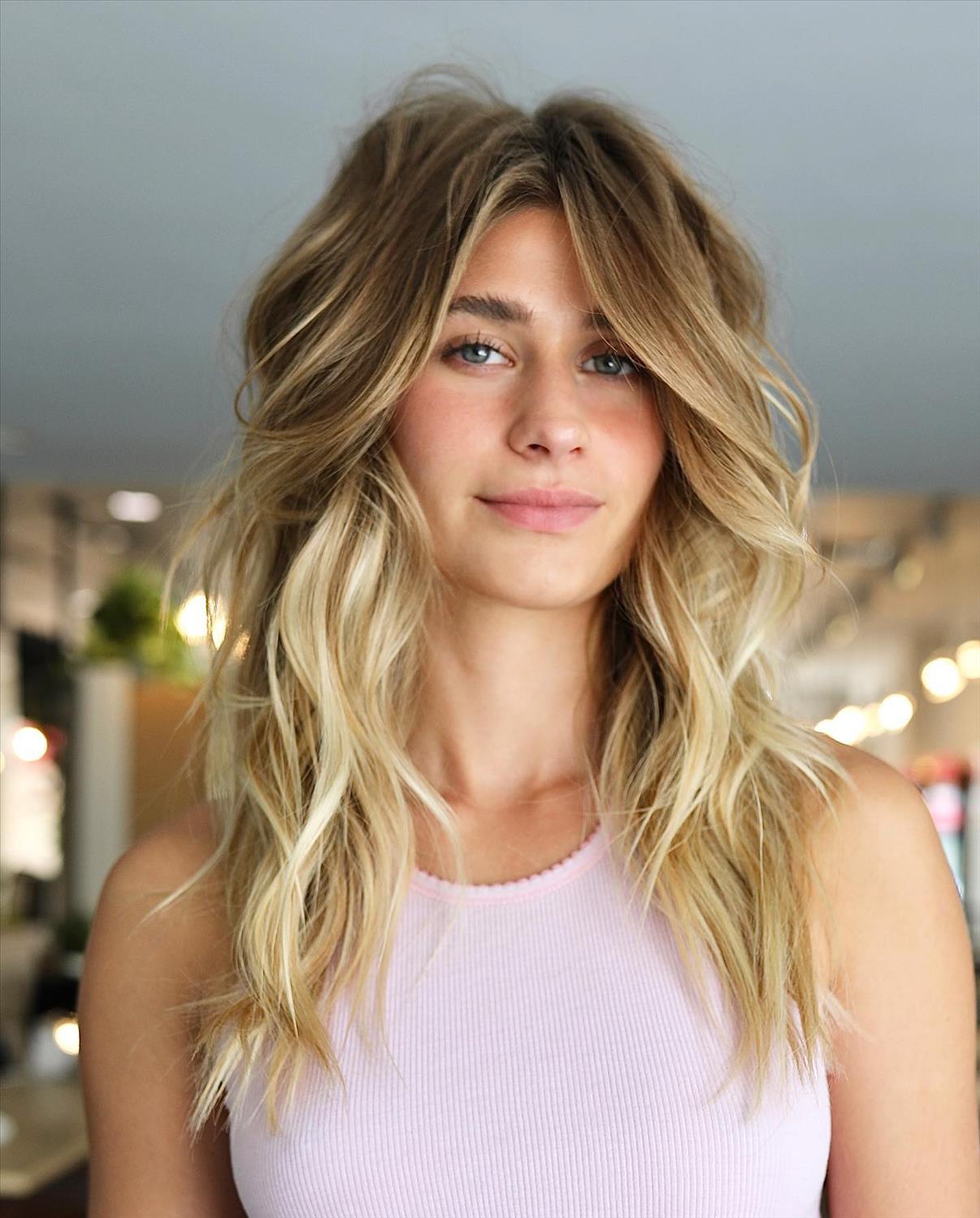  Trendy shoulder-length haircuts for women 2023