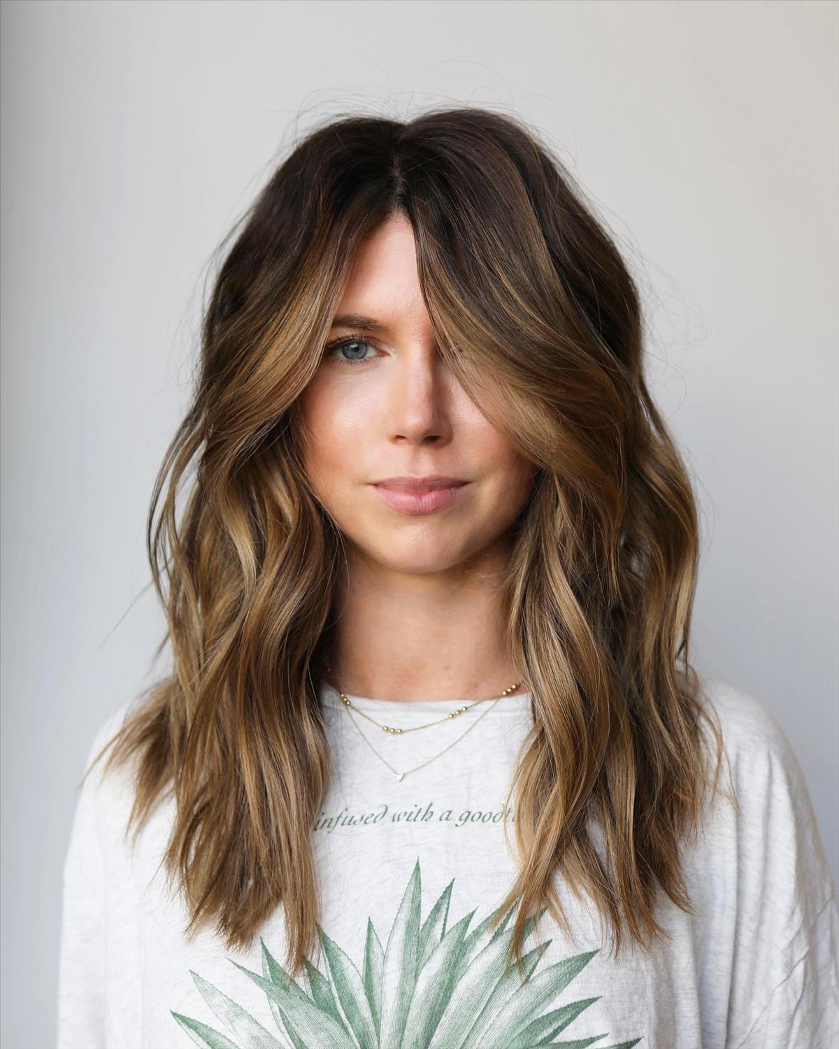  Trendy shoulder-length haircuts for women 2023