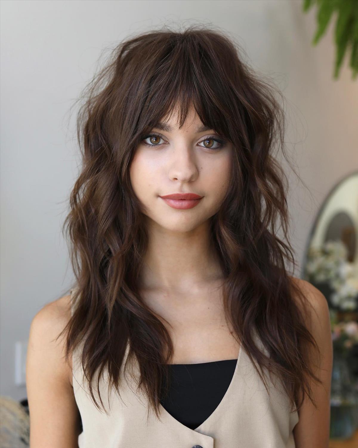  Trendy shoulder-length haircuts for women 2023